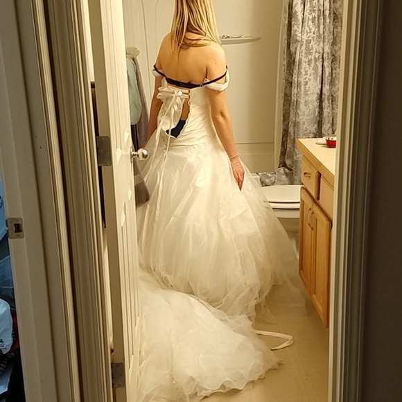 Wedding dress - Picture 2 of 4